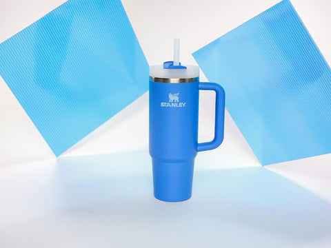 Stanley Quencher H2.0 Azure during travel fitting in cup holder.
