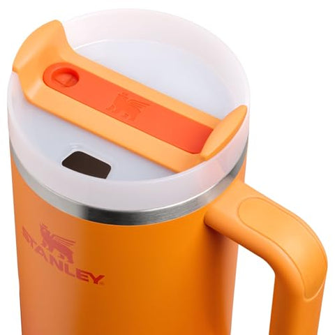 FlowState lid in three positions keeps drinks controlled and spill-resistant on the go