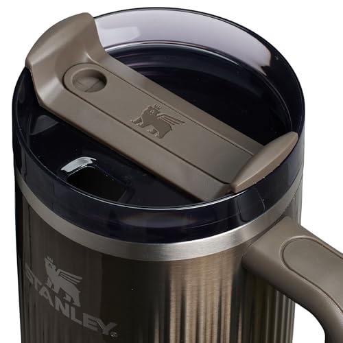 STANLEY Quencher H2.0 FlowState lid in three positions for versatile sipping.