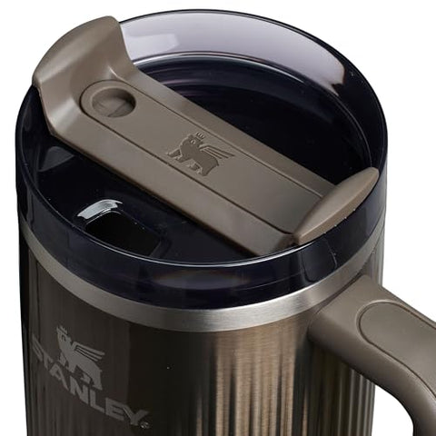 STANLEY Quencher H2.0 FlowState lid in three positions for versatile sipping.