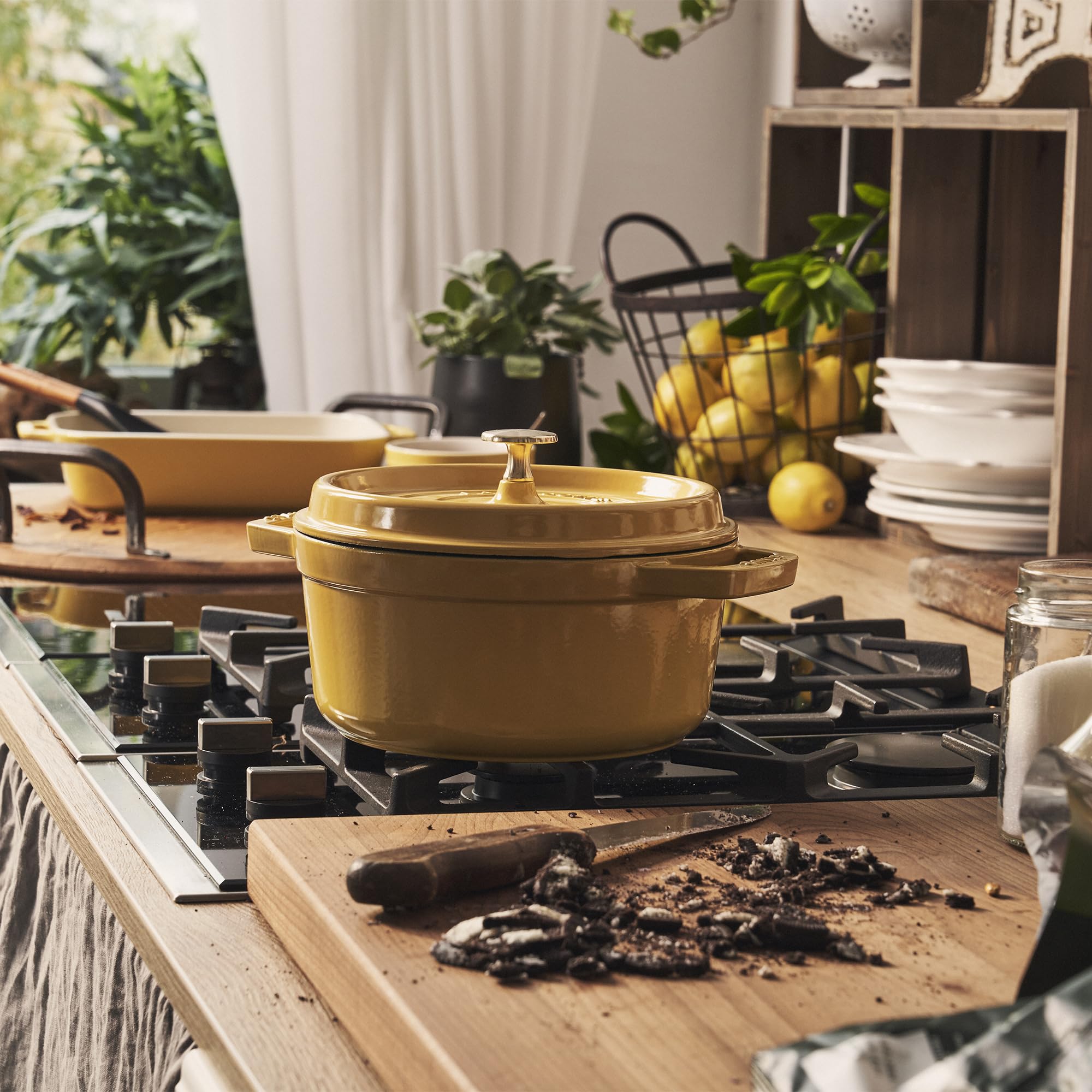 Staub 4-qt round oven citron searing-brown-meat for rich flavor.