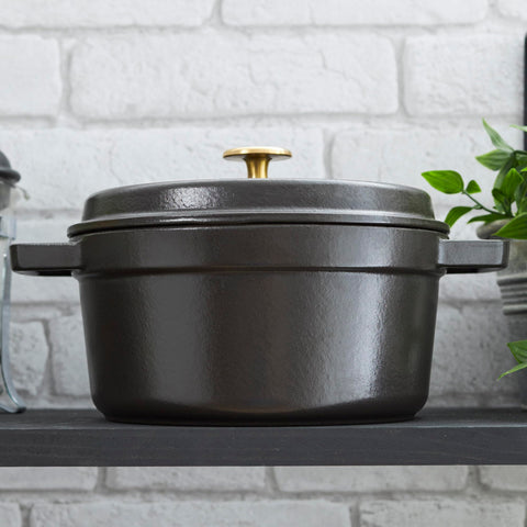 STAUB lid with self-basing spikes for moist results