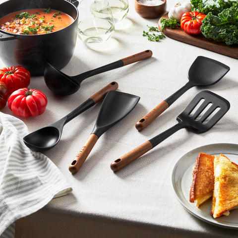 STAUB wok turner in silicone with wood handle, perfect for flipping and scraping.