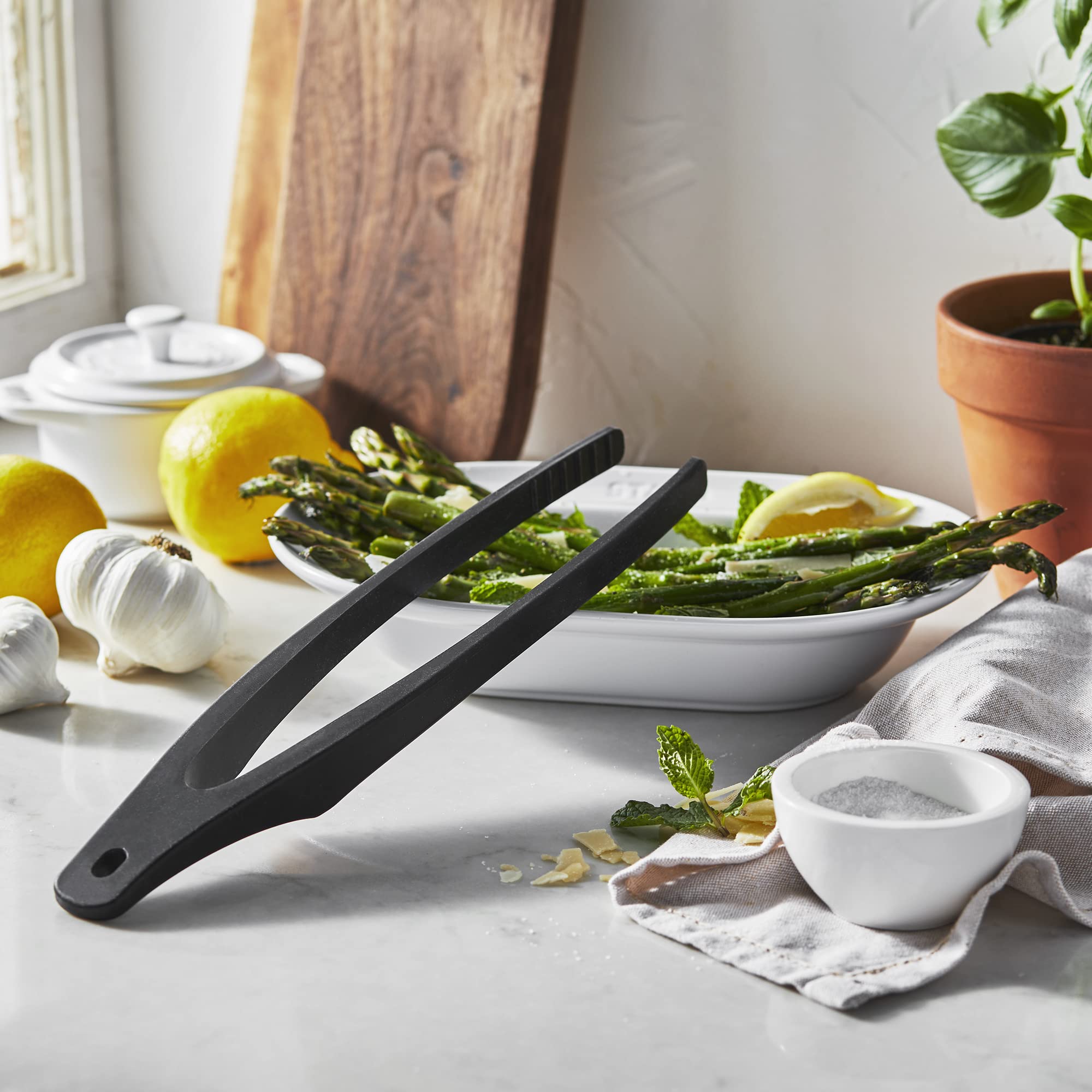 Staub acacia wood handle tongs provide ergonomic grip and durable aesthetic.
