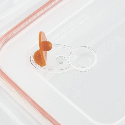 Sterilite 03221106 made-in-usa tag visible to reassure quality.