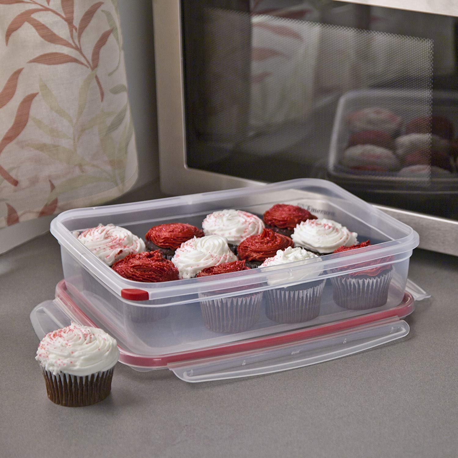 Color-coded lid and base system of Sterilite Ultra-Seal for easy matching.
