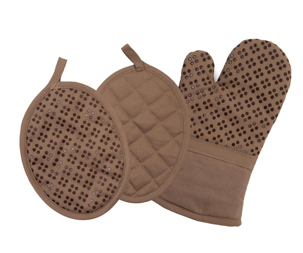 Sticky Toffee oven mitt with non-slip grip for secure handling of hot cookware.