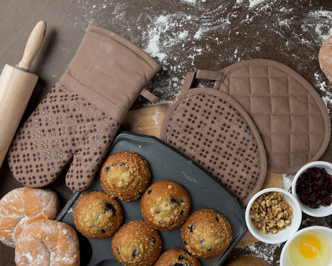 Sticky Toffee pot holder featuring a non-slip surface for safe pan transfers.