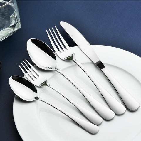 Stilloye dinner spoons with smooth edges and mirror finish for easy scooping.
