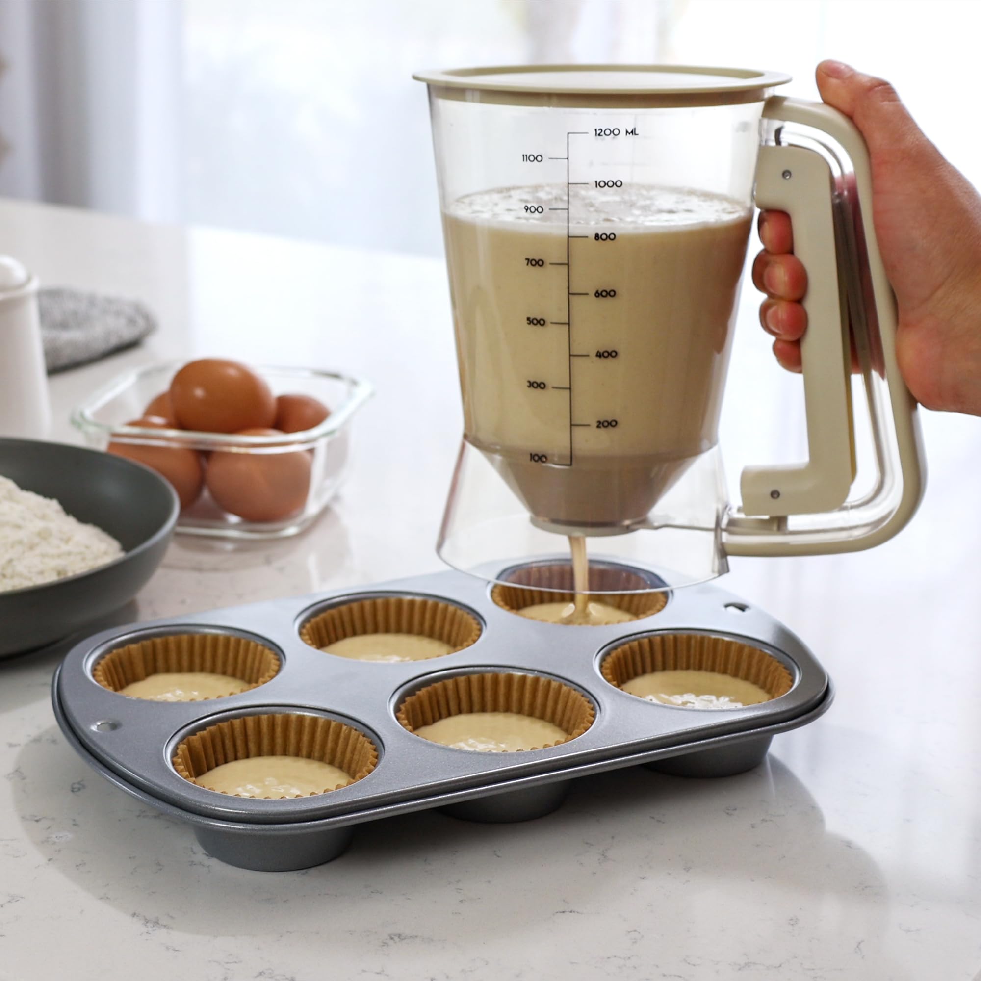 STIRLEX ergonomic handle facilitates comfortable, precise control during pours