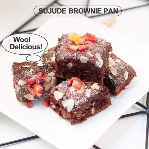 Easy-release surface on SUJUDE brownie pan for simple cleanup.