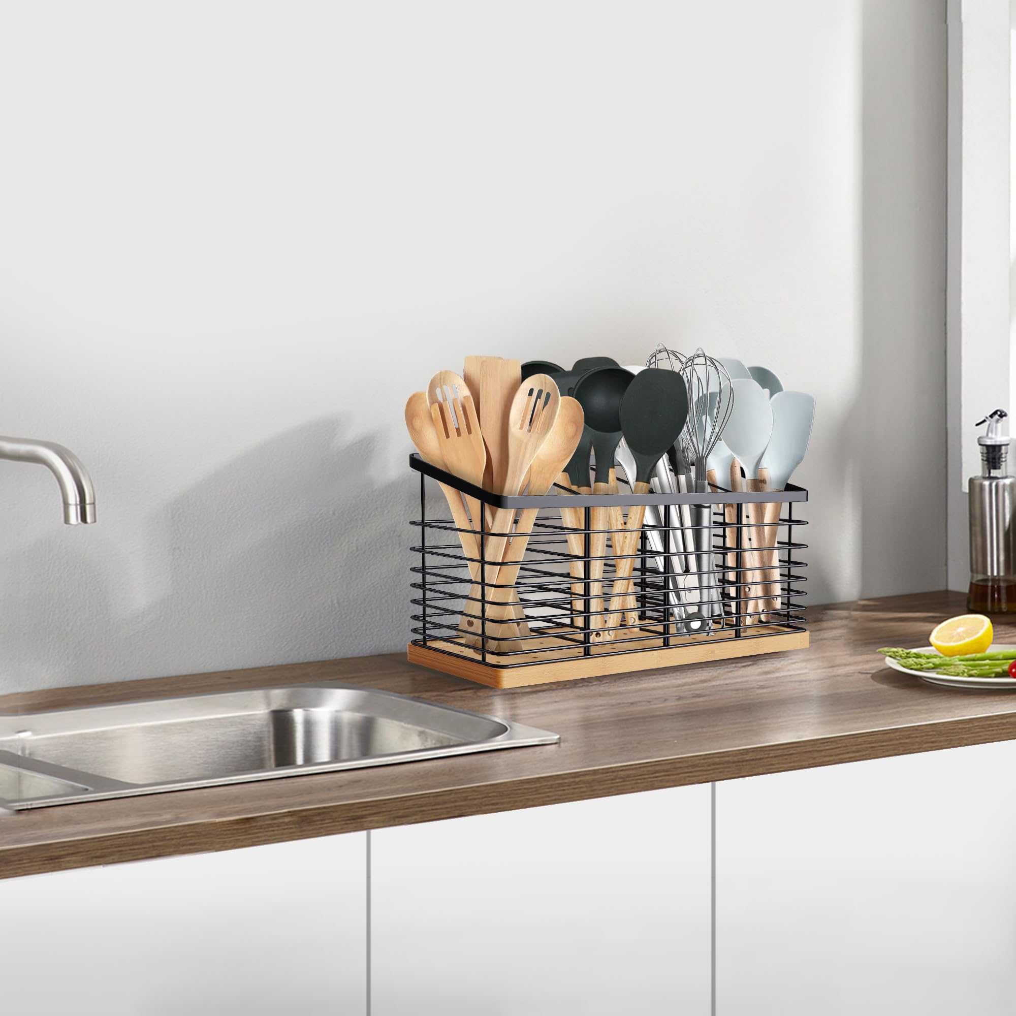 Suli gift-worthy utensil holder for housewarmings and holidays.