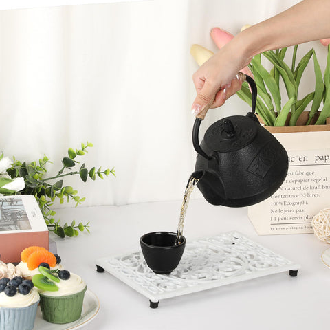Sumnacon heat-resistant trivet supports serving dishes on a glass table