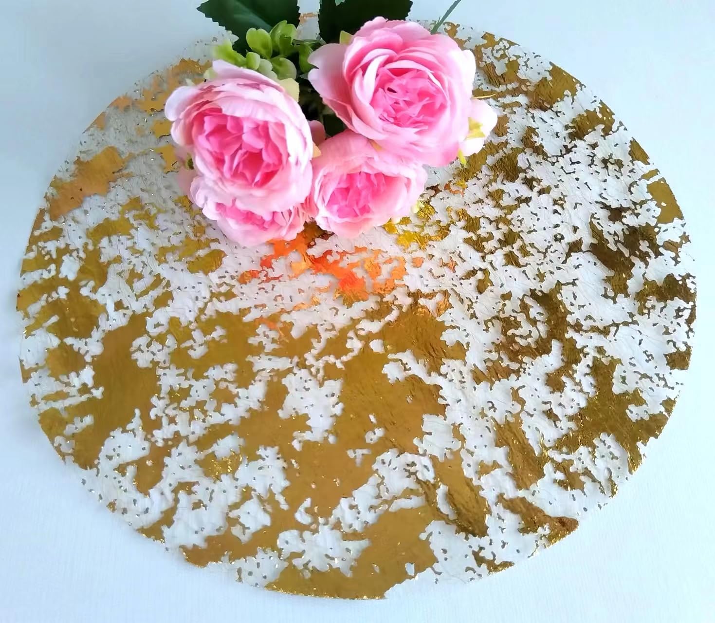 Sunlunckystar metallic mesh placemats showcase gold foil detail for festive gatherings.