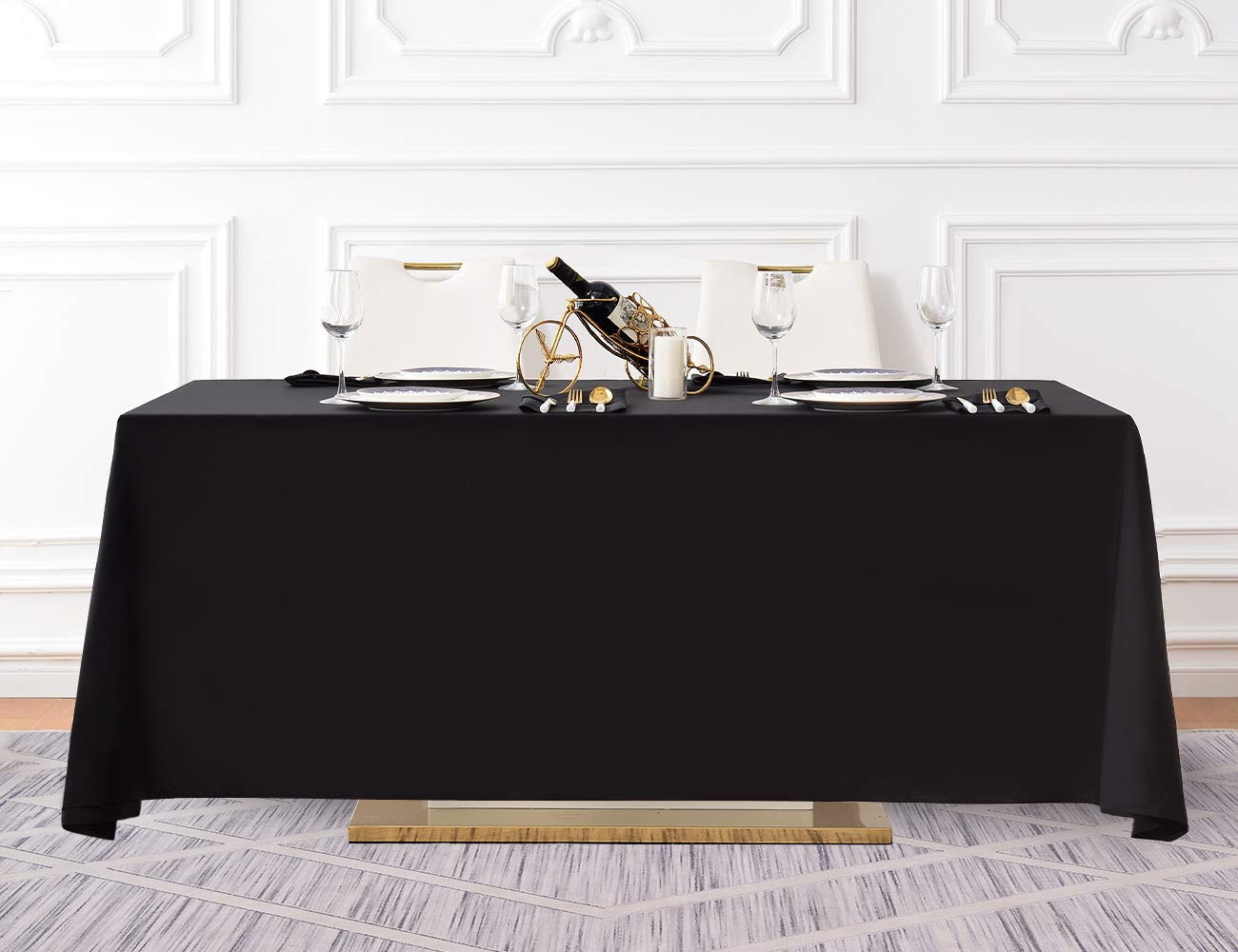 Surmente outdoor picnic setup featuring black tablecloth