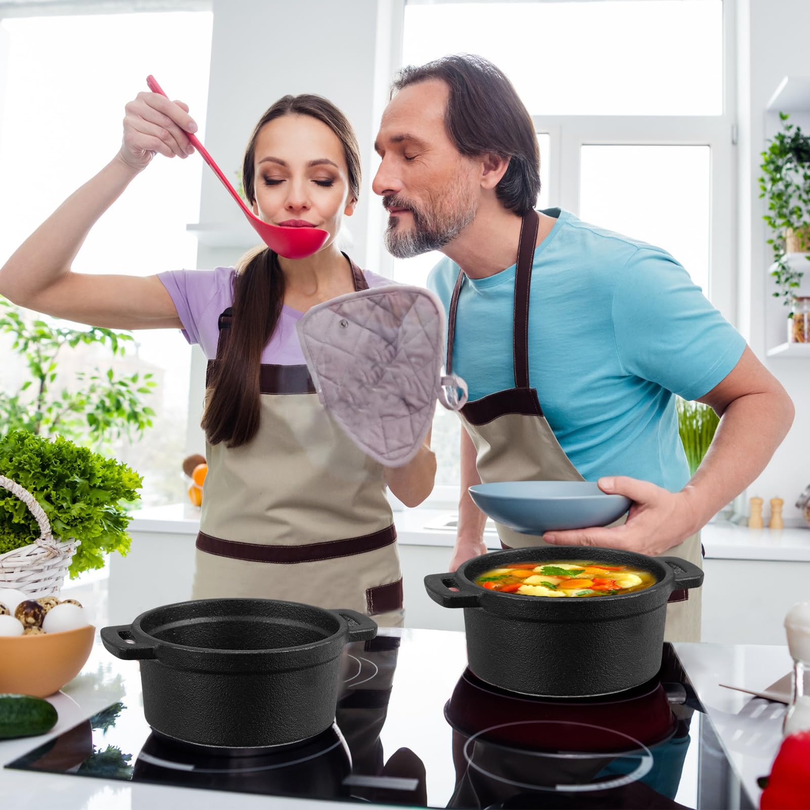 Suttmin small dutch oven ideal for garlic roast and simmered dishes.