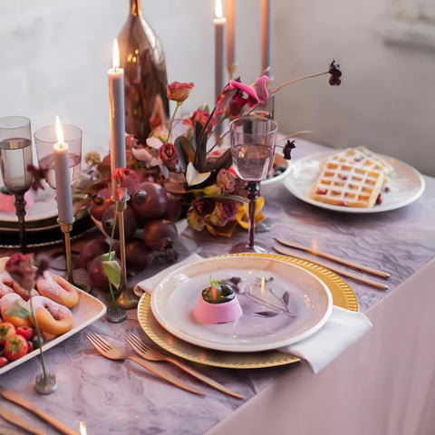 Suwimut elegant table decor setup featuring gold beaded chargers