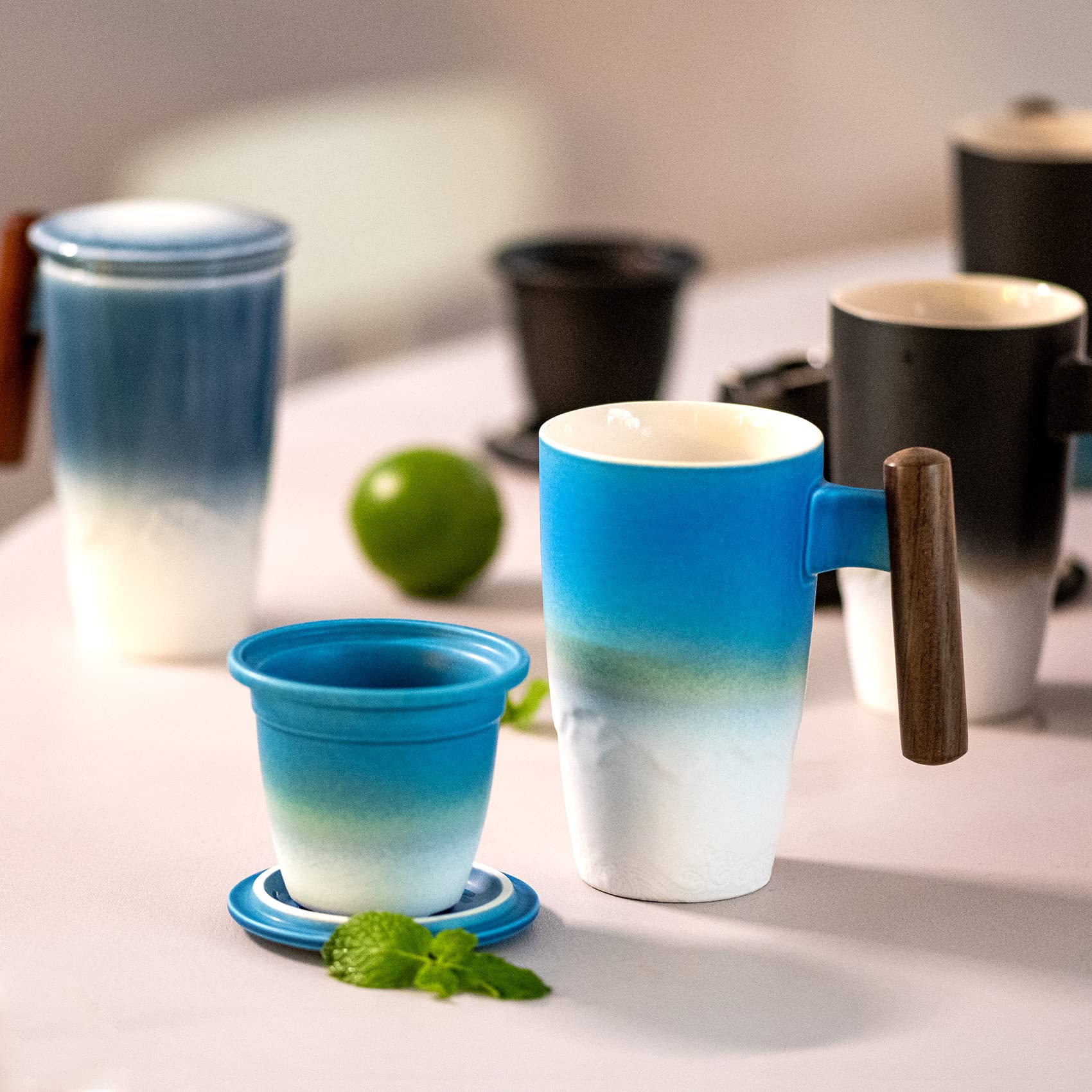 Office scene with Suyika Tomotime tea cup on a desk