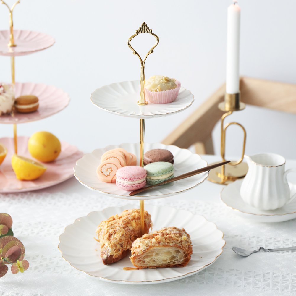Sweejar wedding-display on a porcelain stand shows cupcakes and bites neatly