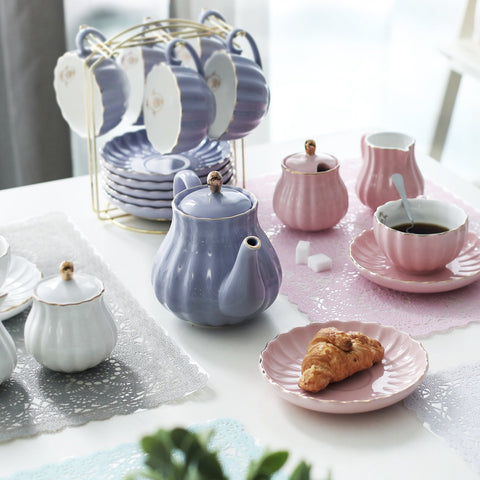 Sweejar porcelain teacups and saucers showcase a glossy finish.