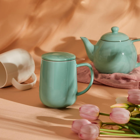 Sweese tea mug with lid in mint-green, side view.