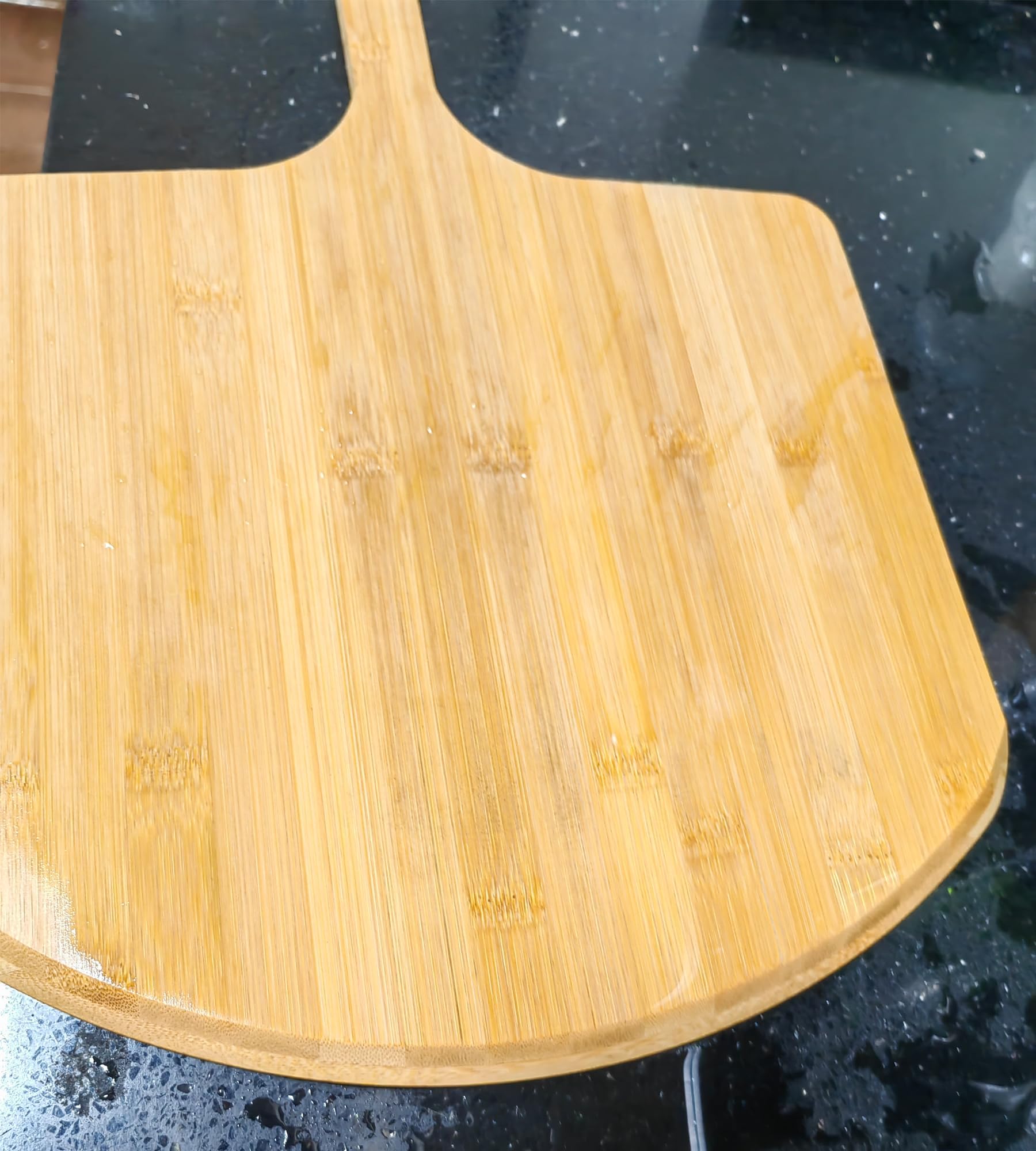 SWEIBIAI pizza board wood-cutting-area supports versatile slicing of pizza, bread, and toppings.