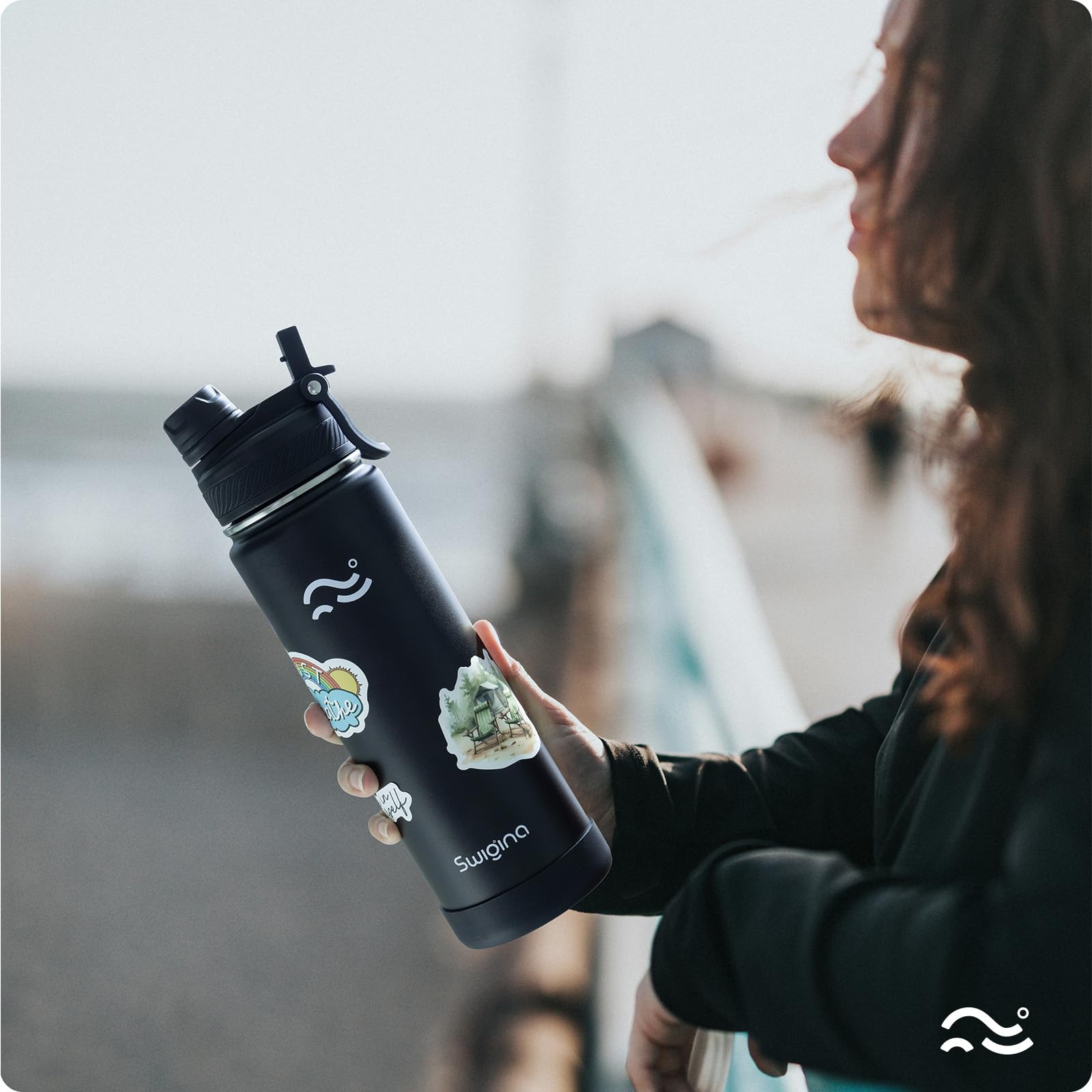 Swigina leakproof lid with carabiner-lock ensures secure transport.