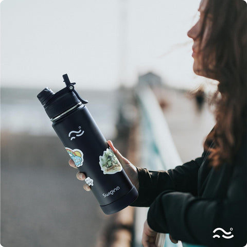 Swigina leakproof lid with carabiner-lock ensures secure transport.