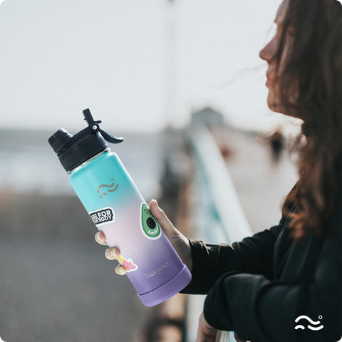 Swigina leakproof carabiner lid ensures secure transport during activities.