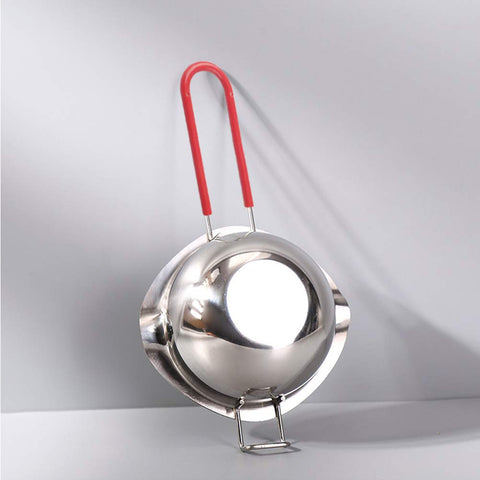 Sysmie pot shows heat-resistant handle for safe melting tasks