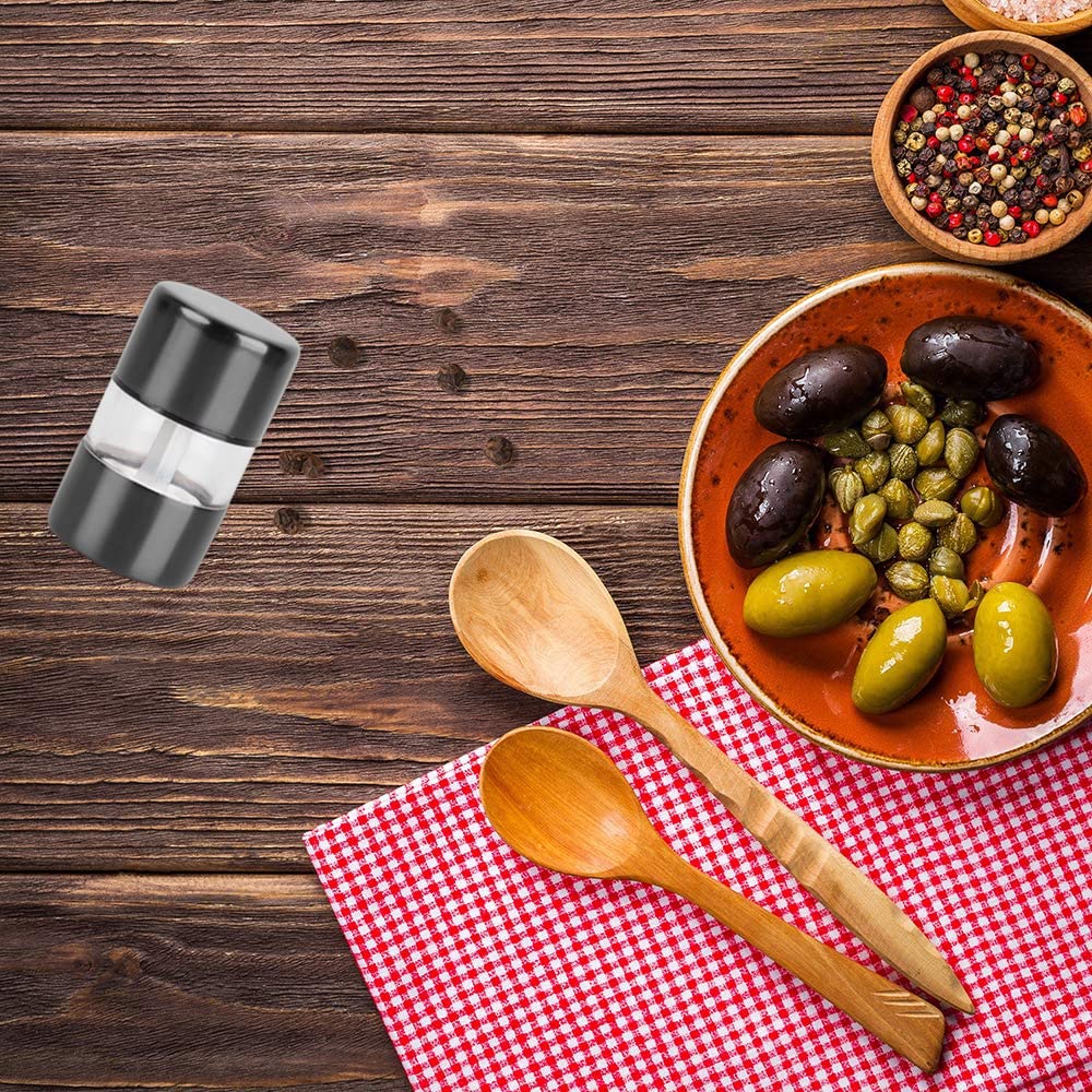 Picnic-ready spice set in black for family meals and gatherings.