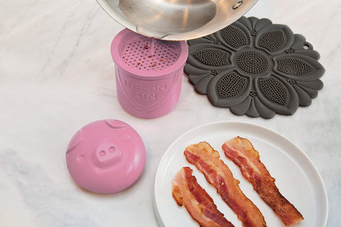 Talisman Designs Bacon Bin Grease Holder with lid safeguards kitchen cleanliness.