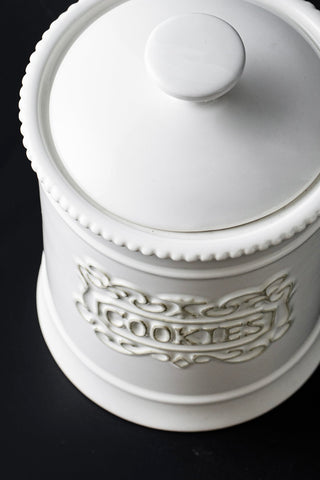 TAWCHES closeup of ceramic cookie jar lid highlights sturdy construction.