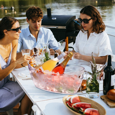 tchrules transparent bucket design resists rust and scratches for durable partyware.