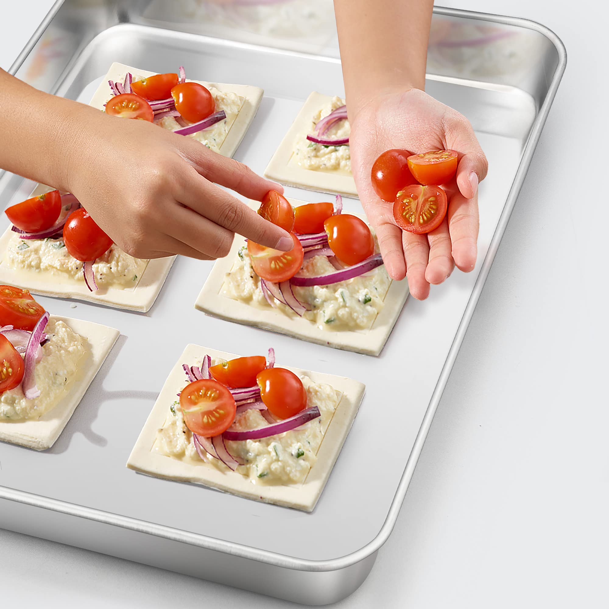 TeamFar baking sheet has smooth rounded edges for comfortable handling and transfer.