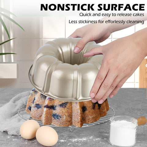 TeamFar nonstick coating facilitates cake release without sticking and crumbling.