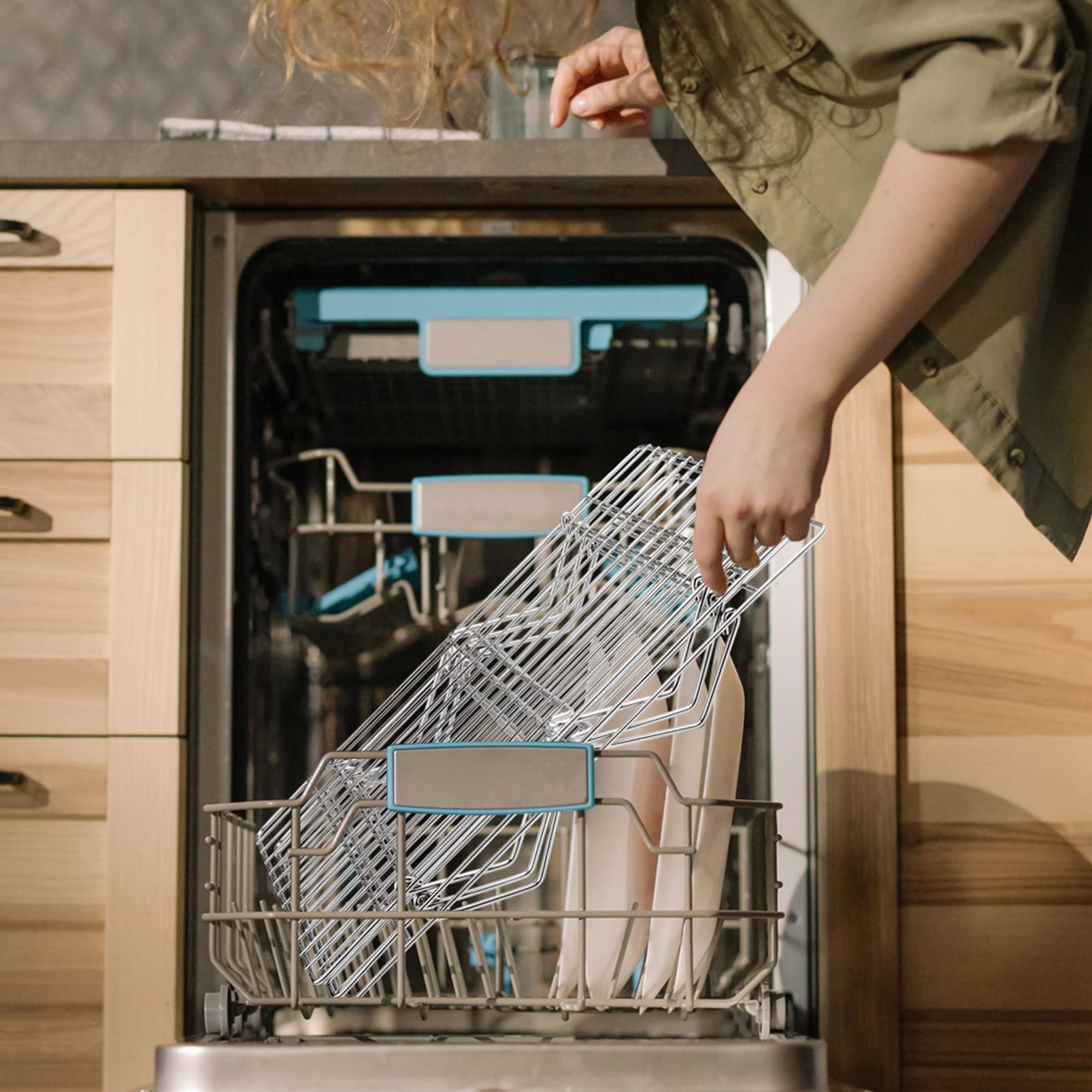 TeamFar oven-safe roasting rack suitable for roasting and finishing dishes.