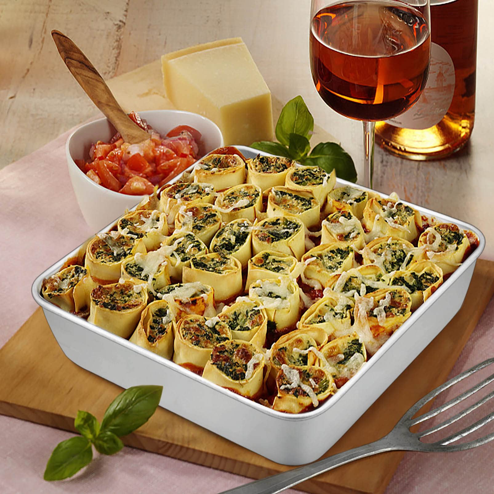TeamFar square cake pan keeps leftovers neatly for fridge storage