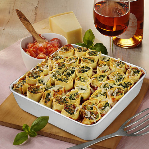 TeamFar square cake pan keeps leftovers neatly for fridge storage