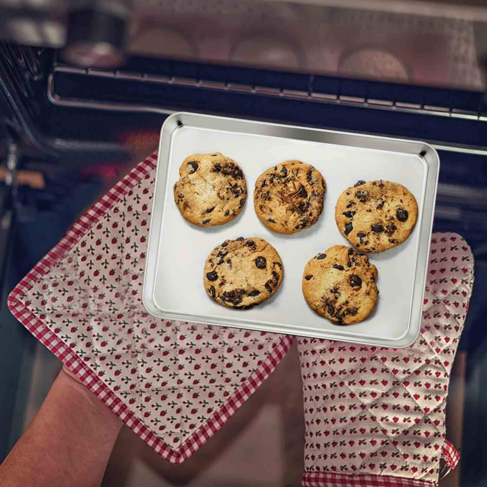 TeamFar pans with roll edges prevent spills while handling hot trays.