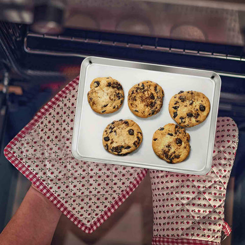 TeamFar pans with roll edges prevent spills while handling hot trays.