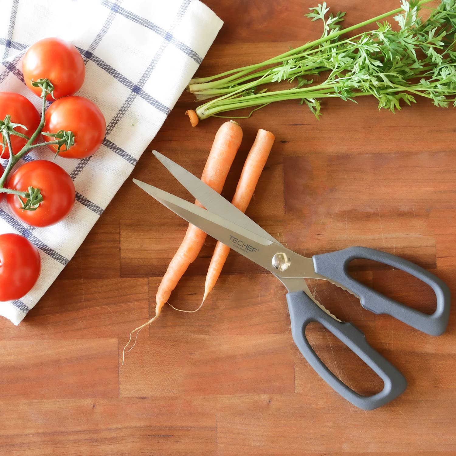 TECHEF Kitchen Shears oversized cutting surface improves efficiency during heavy-duty tasks.