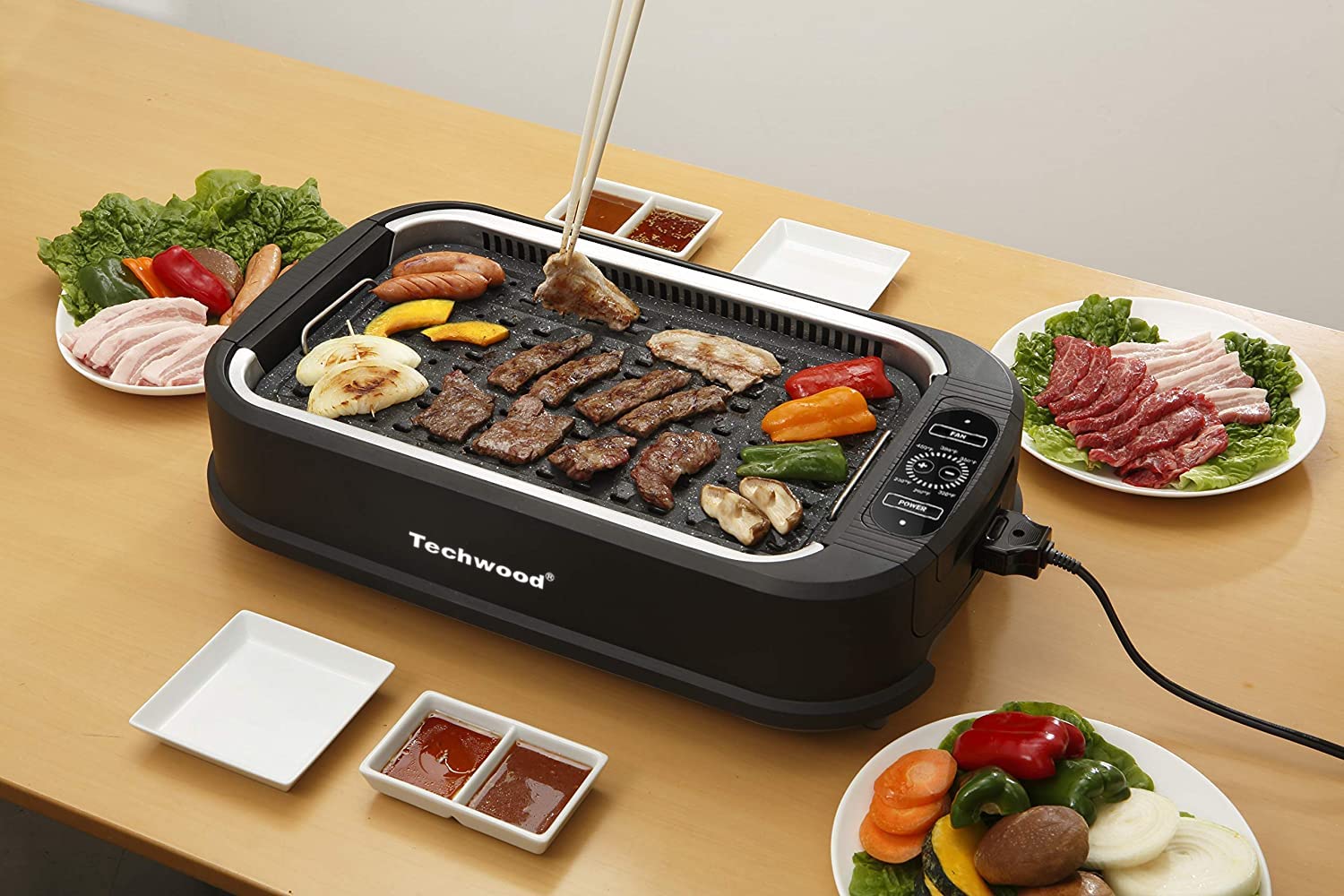 Techwood cool-touch handle ensures safe, comfortable grip during grilling