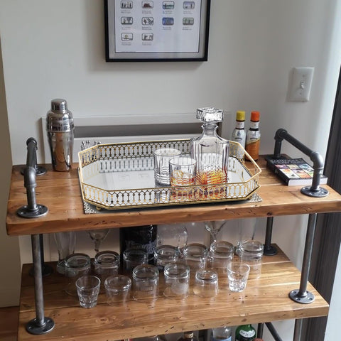 TEITEAI tray offers a spacious surface for mugs and decanters.