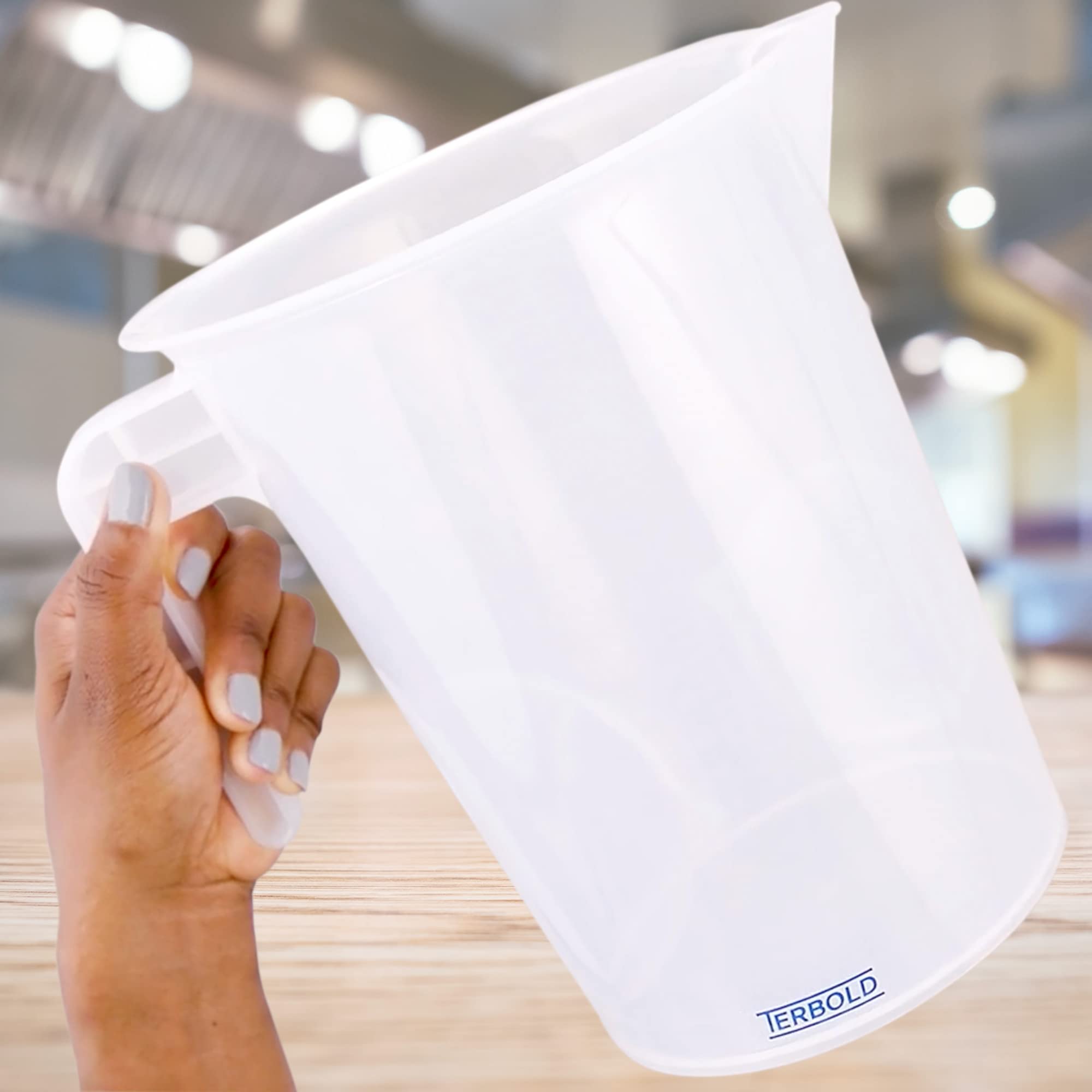 Terbold 5L pitcher features a sturdy handle for one-handed carrying.