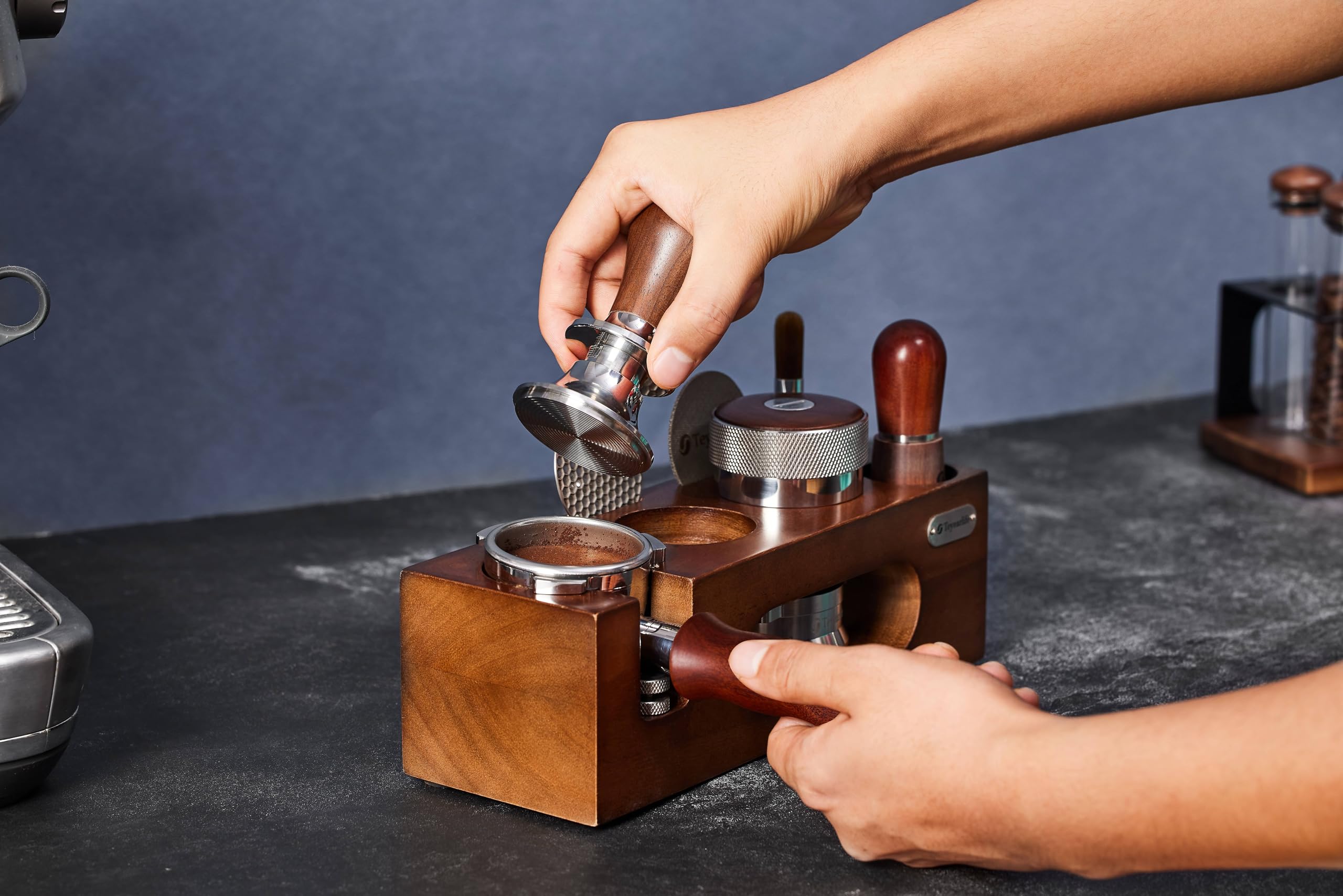 Teyearlife portafilter ergonomic handle promotes comfortable, controlled pouring.