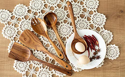 TEZZ five-hook set keeps utensils organized and accessible.