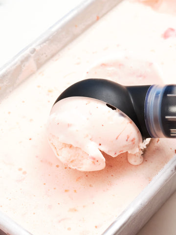 That Inventions ScoopTHAT handle design offers a balanced grip