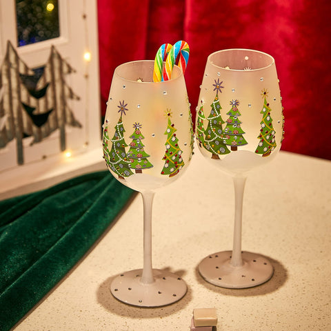 The Wine Savant Christmas tree wine glass set elevates table décor during celebrations.