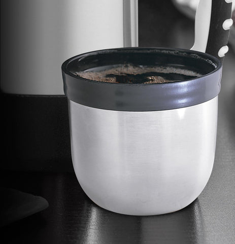 THERMOS The Rock cap twist pour close-up shows seamless pouring without removing stopper